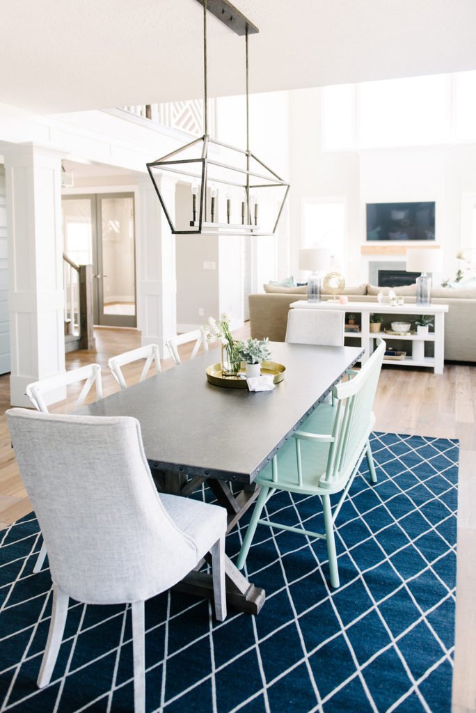 Beautiful navy and white dining room space with mint green and blush accents. See the full home tour at DesignLovesDetail.com!