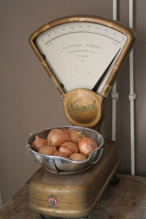 Lovely vintage scale, perfect for onions in the kitchen!