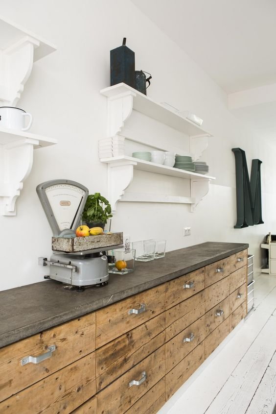 Het was één groot opknapproject. Dit jaren 20 huis levert het bewijs dat je ook met een klein budget – en vier rechterhanden – grootse dingen kunt doen.