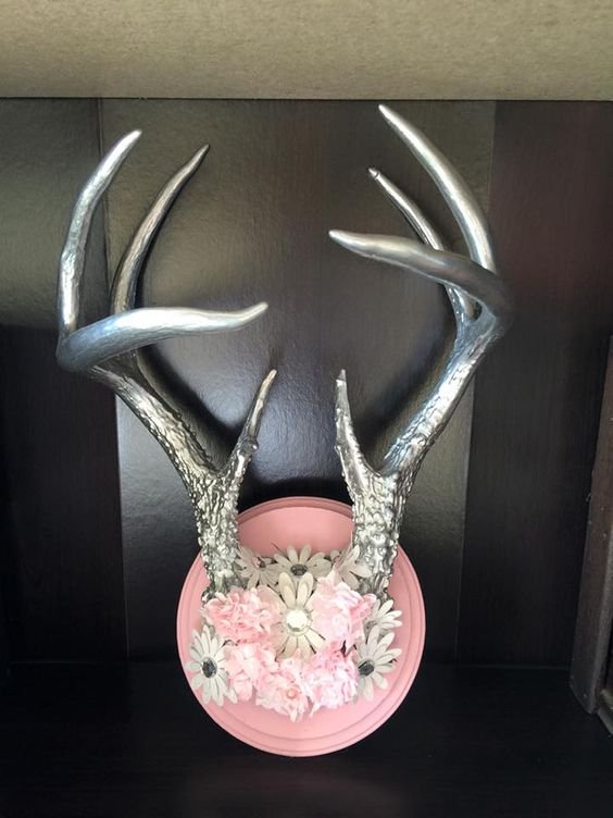 I totally glammed up these deer antlers and mounted them on a chalk painted…